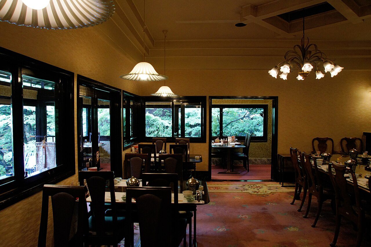 Tables beside windows overlooking the garden at Ganko Takasegawa Nijoen